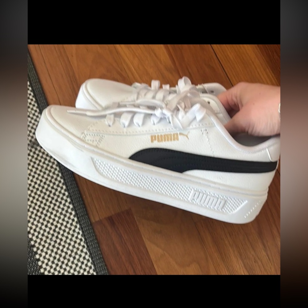Women’s PUMAS - Picture 5 of 5